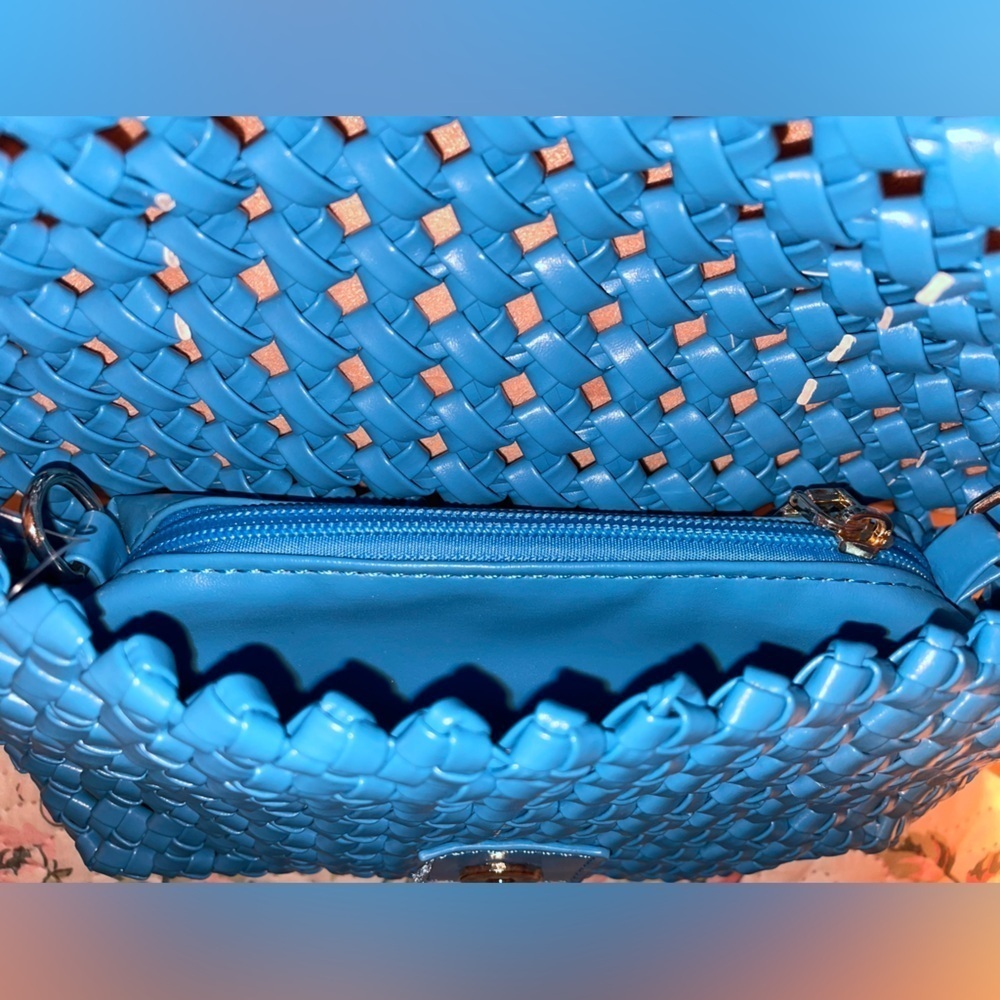 Ladies blue purse, strap & handle Magnetic closure Expressions NYC zip inside - Picture 3 of 6
